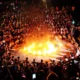 Pertunjukan Tari Kecak Uluwatu dengan lingkaran api dan penuh penonton.
