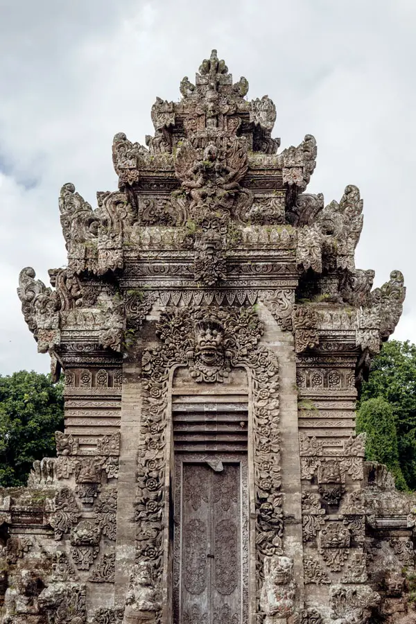 Gerbang Pura Penataran di Desa Penglipuran Bali
