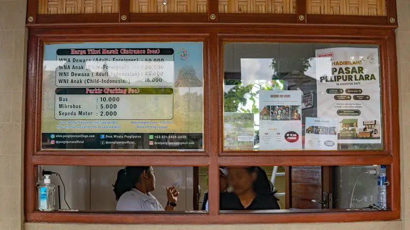 Loket Penglipuran dengan papan harga tiket dan pembayaran QRIS