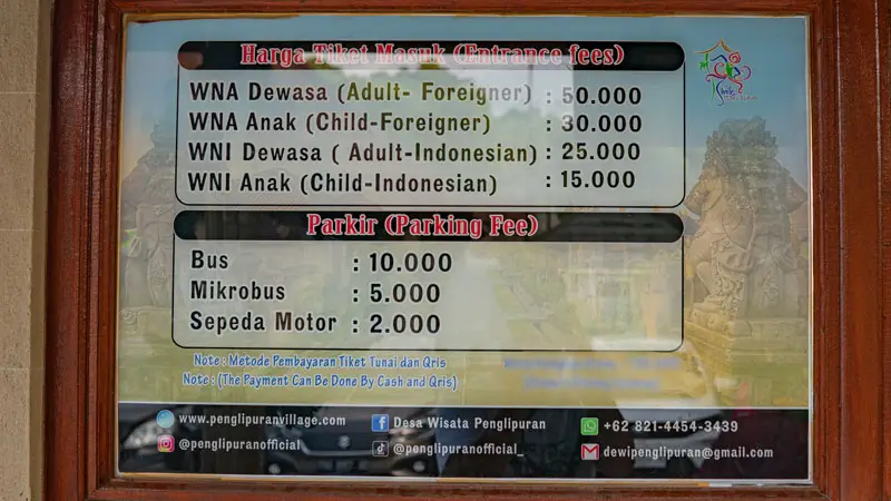 Papan harga tiket resmi Penglipuran di loket masuk