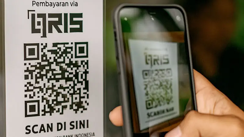 Ponsel memindai stiker QRIS di loket