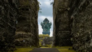 Pemandangan Patung Garuda Wisnu Kencana dari celah tebing di GWK Bali