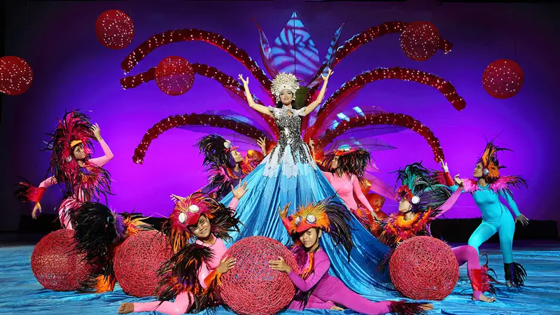 Penampilan Bali Agung Show di Bali Safari dengan kostum warna-warni.