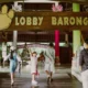 Keluarga masuk Lobby Barong Bali Safari untuk mulai liburan. © Wira Tour