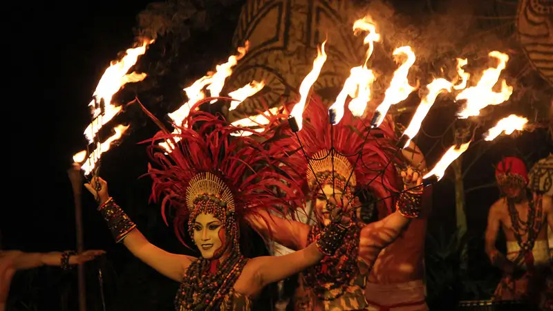 Penari tradisional membawakan atraksi African Fire Show saat Safari Malam.