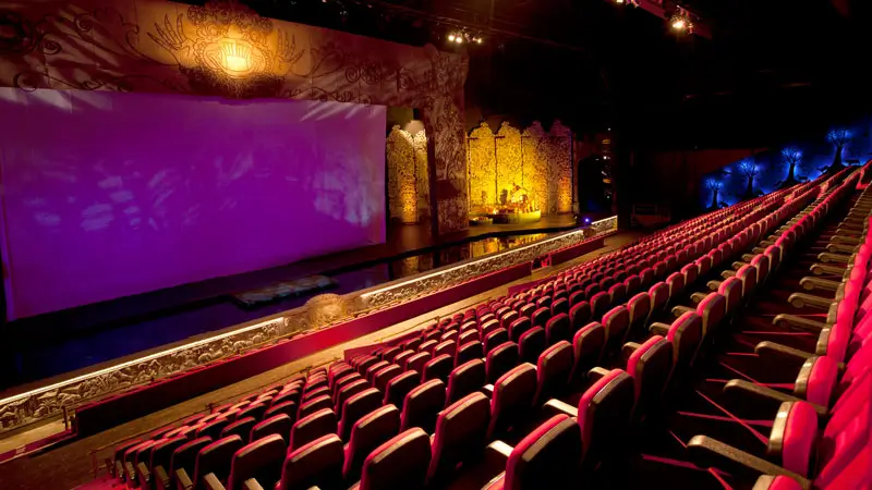 Suasana tempat duduk dan panggung di Theater Agung Bali Safari