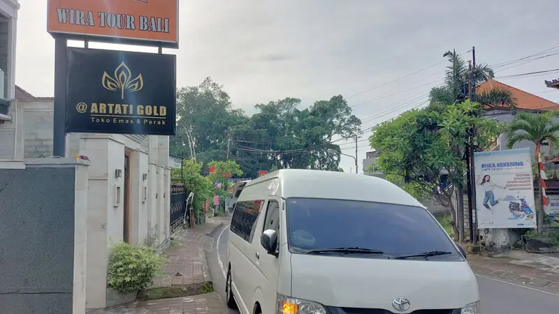 Toyota Hiace siap antar jemput dari kantor Wira Tour Bali