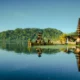 Pemandangan pagi yang tenang di Danau Beratan Bedugul dengan pura di tepi danau.
