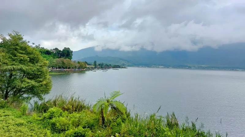 pemandangan alam Danau Beratan Bedugul Bali berkabut dan tenang