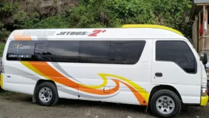 Mobil ELF Short siap antar rombongan – contoh unit sewa wisata di Bali