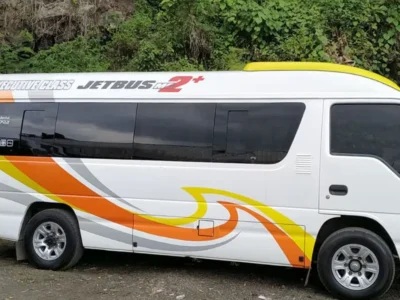 Mobil ELF Short siap antar rombongan – contoh unit sewa wisata di Bali