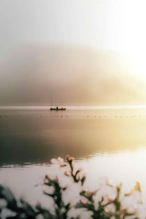 Naik perahu di Danau Beratan Bedugul saat kabut pagi menyelimuti danau
