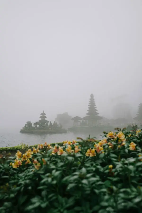 Kabut pagi menyelimuti pura di tepi danau pegunungan Bali