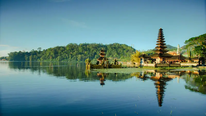 Pura Ulun Danu Beratan berdiri di tepi Danau Beratan Bedugul Bali pada pagi yang tenang