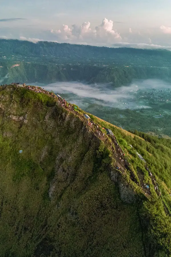 Pendaki memenuhi jalur resmi Gunung Batur saat sunrise