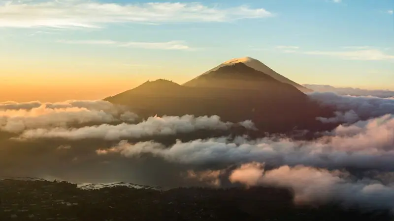 Gunung Agung dari balik awan saat sunrise
