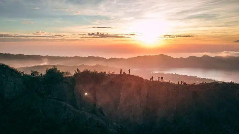 Jalur punggungan kawah Gunung Batur dengan view dramatis