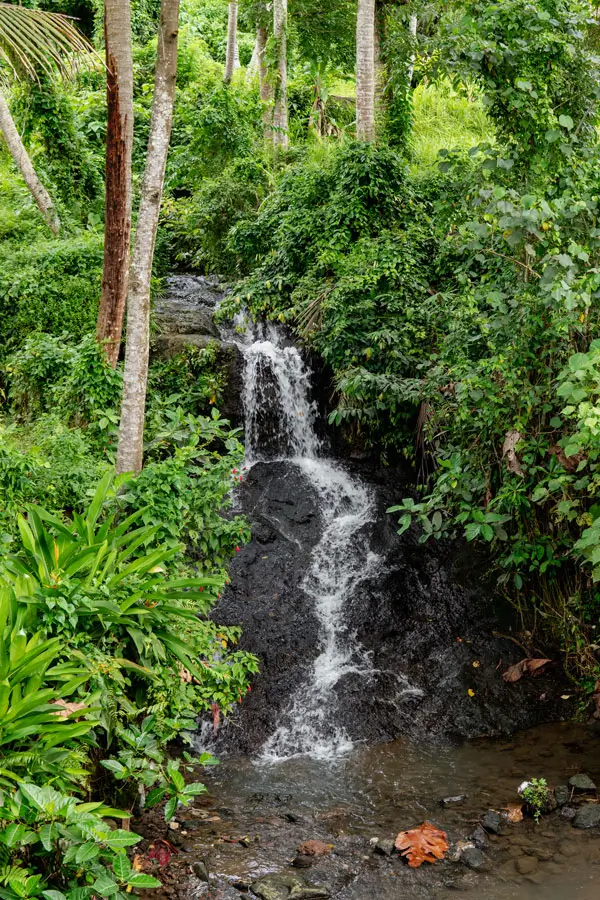 Air terjun kecil di tengah jalur sawah Bali