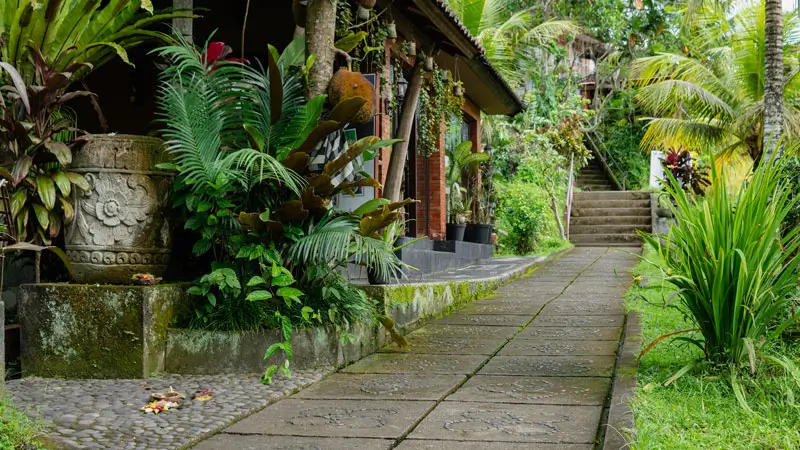 Tampilan jalan masuk sederhana Yeh Pulu