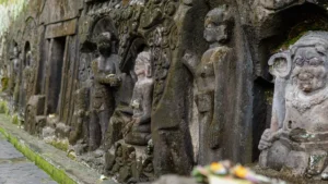 Jalur tebing dan relief asli di situs Yeh Pulu Bali