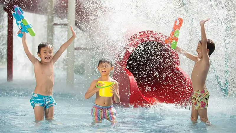 Anak main air dengan gembira di Jungle Splash Bali Zoo