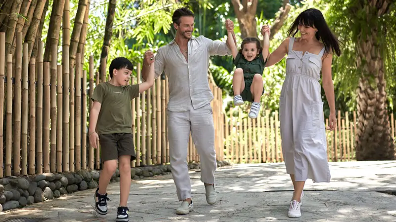 Keluarga jalan santai bersama anak di Bali Zoo