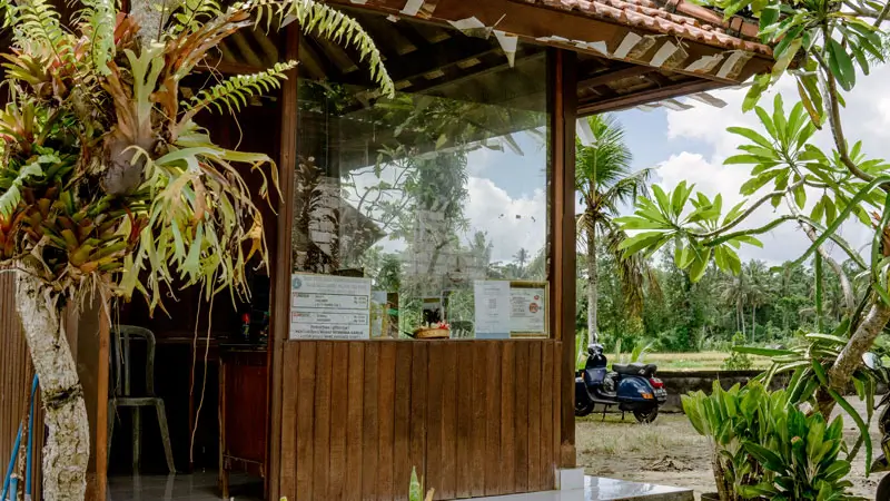 Loket tiket masuk Yeh Pulu di dekat area parkir