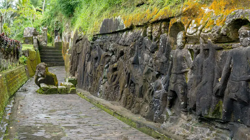 Relief batu kuno Yeh Pulu di tebing Ubud