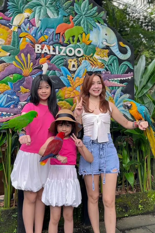 Anak foto bareng burung parrot warna-warni di Bali Zoo