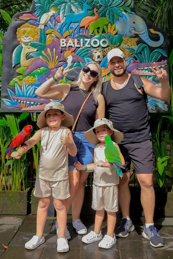 Keluarga menikmati pengalaman di Bali Zoo bersama anak-anak