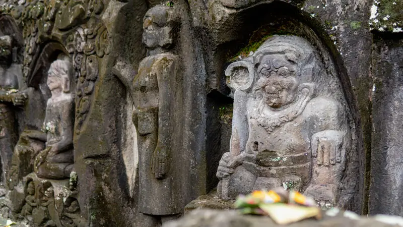 Ukiran sosok bertapa di relief Yeh Pulu Bali