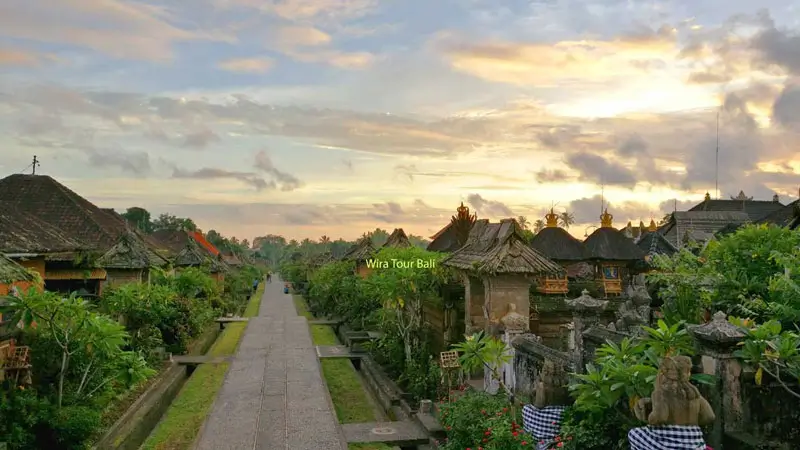 Koridor car-free Desa Penglipuran saat golden hour