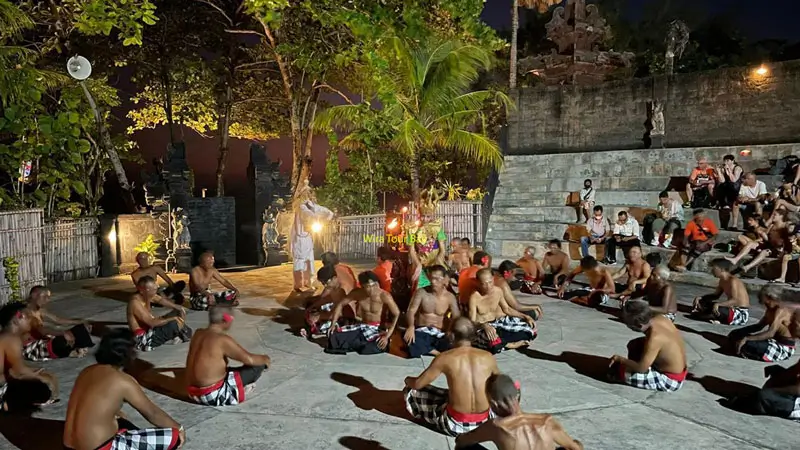 Pertunjukan Tari Kecak malam di Tanah Lot