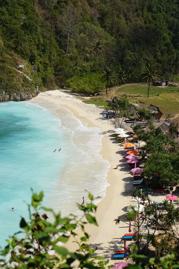 Bali Desember – pantai pagi cerah berawan, suasana tenang