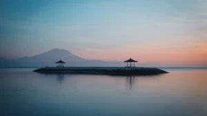 Bali Desember – sunrise tenang di pantai timur, cuaca pagi cerah