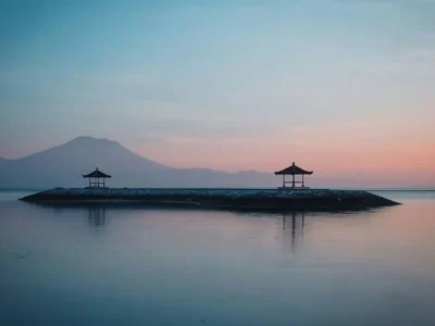 Bali Desember – sunrise tenang di pantai timur, cuaca pagi cerah