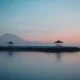 Bali Desember – sunrise tenang di pantai timur, cuaca pagi cerah