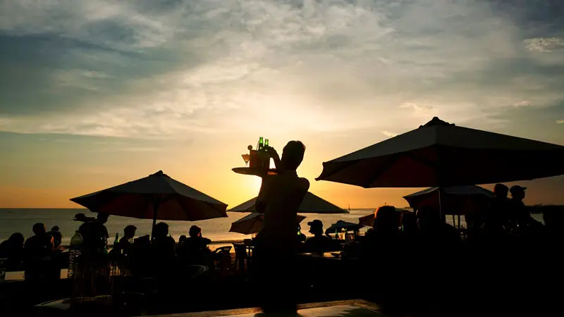 Keramaian Bali Desember – puncak 20 Des–5 Jan di pantai sore