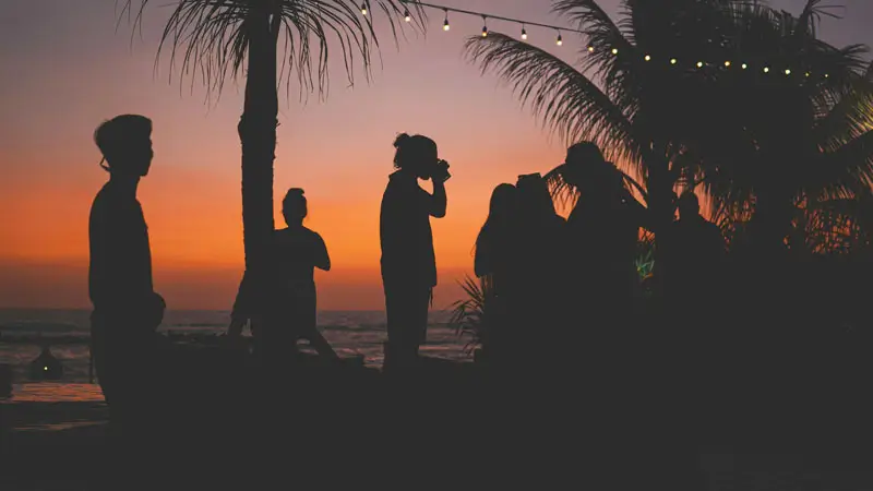 Bali Desember – suasana senja di beach club, keramaian malam