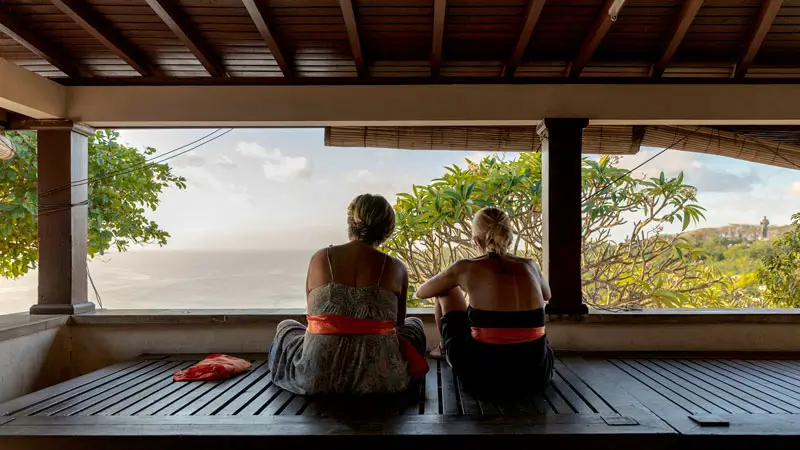 Pengunjung mengenakan sarung menunggu pertunjukan,