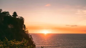 Sunset di Pura Uluwatu, ikon wisata Bali Selatan untuk rute searah 1 hari