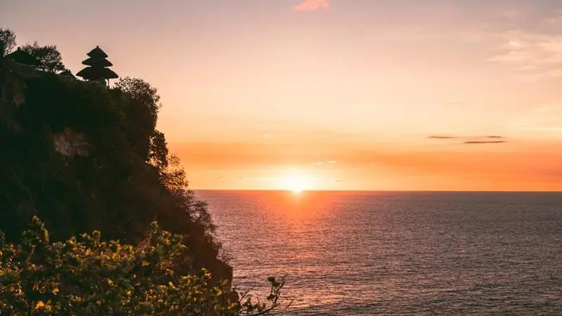 Sunset di Pura Uluwatu, ikon wisata Bali Selatan untuk rute searah 1 hari