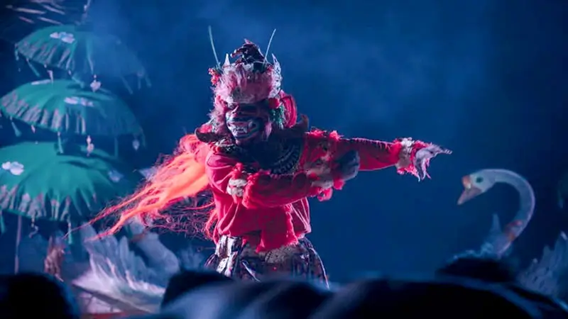 Penari Kecak Melasti di panggung tepi laut, Ungasan saat adegan Ramayana