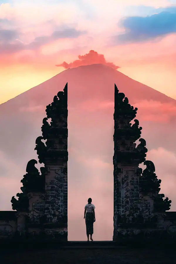 Pura Lempuyang pagi dengan Gunung Agung, destinasi menarik di Bali Timur