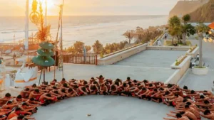 Kecak Melasti di amfiteater tepi laut Pantai Melasti saat jelang sunset