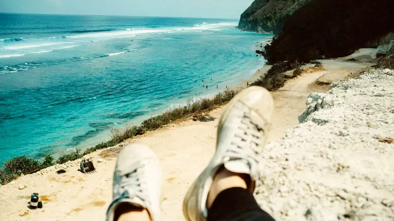 Pantai Pandawa Kutuh dilihat dari tebing, jalan akses dan air biru jernih