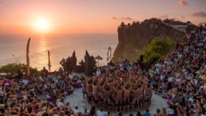 Formasi koor Tari Kecak Uluwatu saat sunset di teater tepi tebing