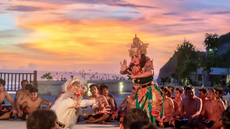 Adegan Ramayana Kecak Melasti saat senja; suasana panggung di Pantai Melasti Ungasan
