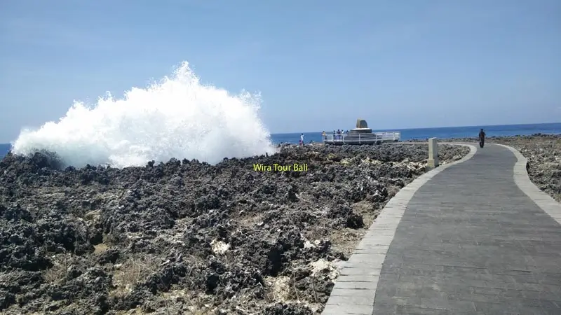 Waterblow Nusa Dua saat ombak besar menghantam karang
