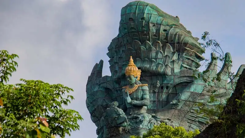 Patung Garuda Wisnu Kencana di GWK Cultural Park, ikon wisata Bali Selatan